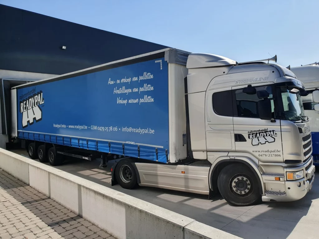 Readypal Scania met blauwe oplegger aan een laadkade
