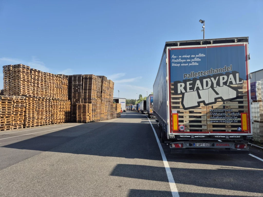 Readypal oplegger tussen stapels palletten